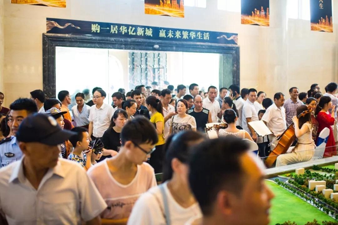 購房者參觀新銷售中心