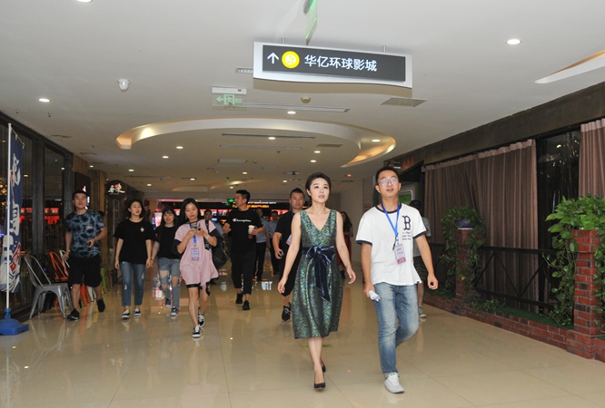 Lisa榕現身蕪湖華億環球影城