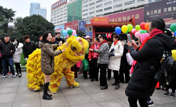 現場舞獅表演,市民爭相合影