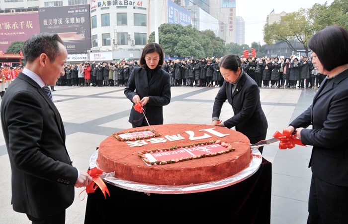 華億國際經營班子切開17周年慶典蛋糕