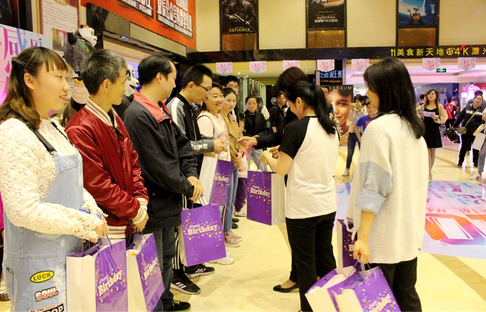 影迷獲贈十周年慶禮品