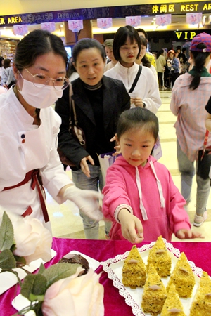 小朋友選擇糕點