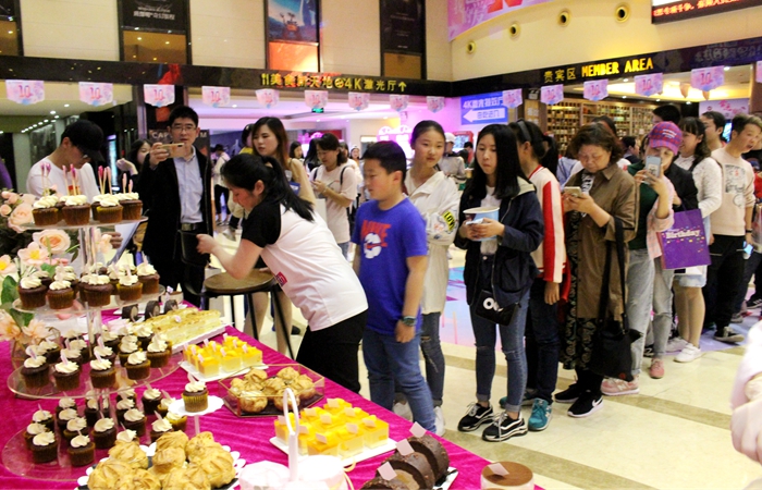 影迷排隊領取十周年店慶糕點