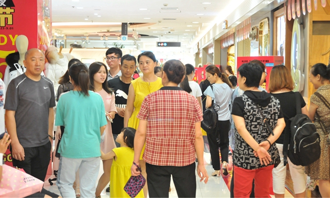 通道內擠滿消費者