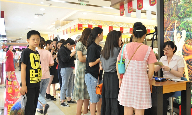 消費者排隊付款