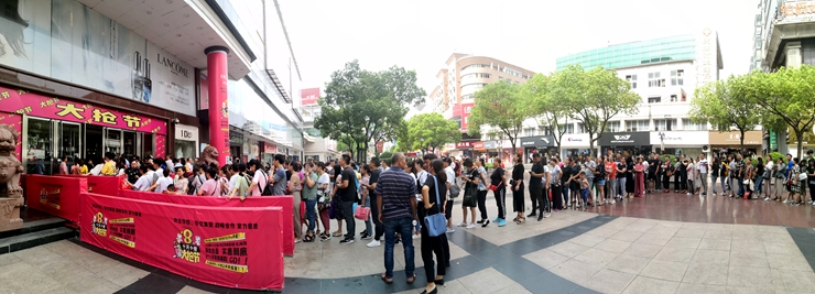 商場(chǎng)外排隊(duì)等候入場(chǎng)的消費(fèi)者