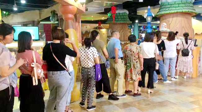 小馬王國(guó)百貨區(qū)顧客排隊(duì)付款