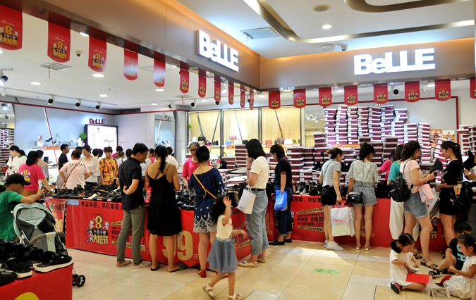 商場(chǎng)專柜商品堆積如山