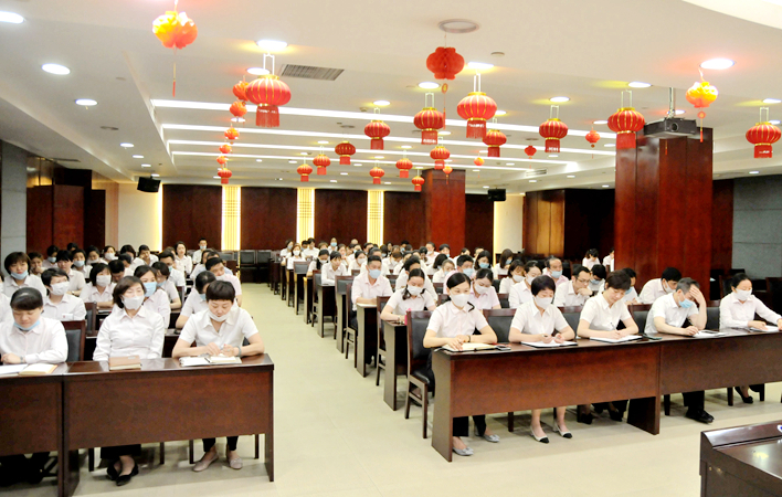 與會人員認真聽取會議精神